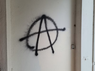 Un autre tag, le symbole de l'anarchisme.