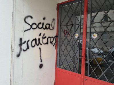 "Social traîtres !", inscrit à côté de la porte d'entrée des locaux du Parti socialiste. - Lilian Fermin