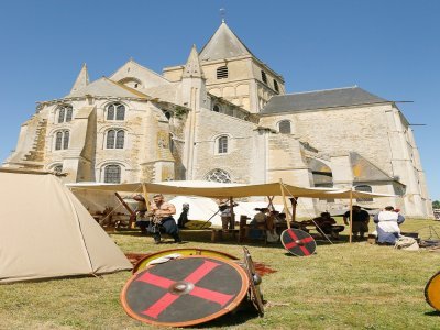 Ne manquez pas la présence de troubadours et de villageois lors des Médiévales de Cerisy-la-Forêt. - Anabelle