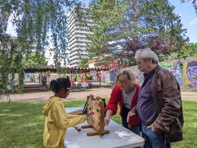 Des jeux de société en bois sont mis à la disposition des familles. - Joanne Lehoux