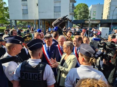 Élisabeth Borne a échangé avec les policiers du quartier de Hauteville.