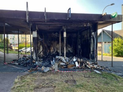 Un bar-tabac a été complètement détruit par les flammes dans la nuit du vendredi 30 juin au samedi 1er juillet.