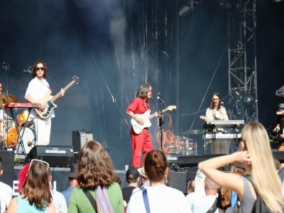 Le groupe Alias a performé devant un public qui grossissait au fil des minutes. Beaucoup sortaient encore des bureaux ou de l'école.