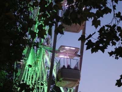 Certains ont profité de la tombée de la nuit pour s'offrir un beau panorama et un tour de grande roue.