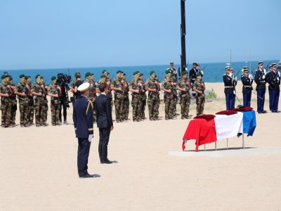 Emmanuel Macron se recueille devant le cercueil de Léon Gautier.