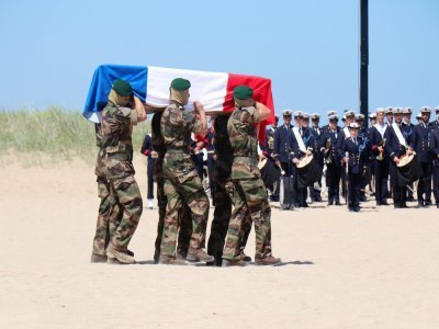 Le cercueil orné du drapeau tricolore.