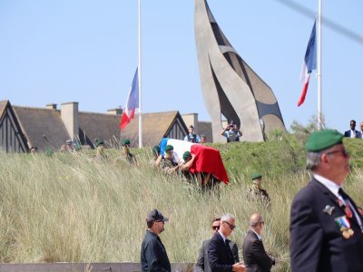 Le cercueil arrive au milieu des dunes.