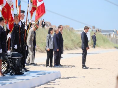 Emmanuel Macron lors de son arrivée sur la plage de Ouistreham. Il salue un "homme ordinaire qui a fait quelque chose d'extraordinaire".