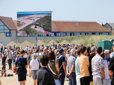 Un millier de personnes a suivi la cérémonie. Un grand écran a été installé.