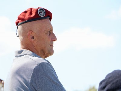 Dans le public, un béret rouge, porté par les unités parachutistes de l'armée de terre française.