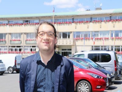 Nathan Le Garrec, élu municipal de Saint-Lô, se bat pour faciliter l'engagement des personnes handicapées en politique.