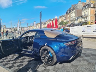 Mardi 11 juillet, le nouveau prototype de la nouvelle voiture Alpine A110 E-ternité a été présenté à Dieppe. L'occasion de présenter sa collaboration avec l'entreprise normande Terre de lin.