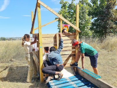 Les enfants ont pu construire une cabane au Terrain d'aventure de Saint-Étienne-du-Rouvray au Champ des Bruyères.
