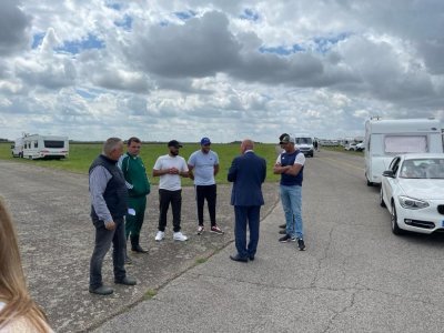 La mairie de Saint-Aubin-sur-Scie et l'exploitant de l'aérodrome ont engagé un dialogue avec la communauté des gens du voyage.  