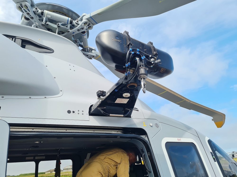 Un nouvel hélicoptère de la Marine nationale prend la relève pour le  sauvetage en mer - France Bleu