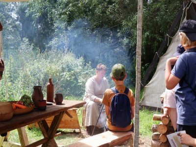 Les jeunes se passionnent pour la cuisine viking auprès de Fina.