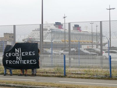 Deux banderoles ont été déployées. - Extinction Rebellion Cherbourg