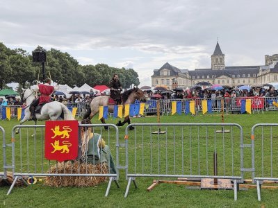 Malgré la pluie, les tournois de chevalerie ont passionné petits et grands au Banquet fantastique. - Joanne Lehoux