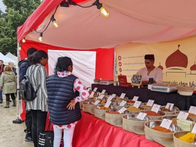 Parmi les nombreux stands, celui du Comptoir des Indes proposait des épices aux passants. - Joanne Lehoux