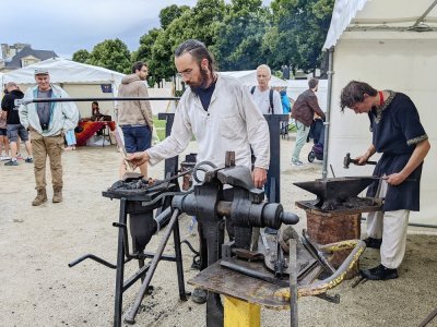 Le village des métiers d'art proposait des démonstrations et ateliers d'artisanat, comme de la forge. - Joanne Lehoux