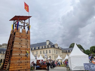 Les enfants étaient invités à escalader jusqu'en haut une grande tour de guet. - Joanne Lehoux