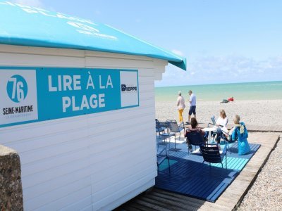 L'opération Lire à la plage met à disposition de nombreux ouvrages pour les passionnés de lecture.