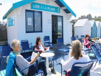 Pour l'été 2023, la Ville de Dieppe fait de nouveau partie des 13 communes qui participent à l'opération Lire à la plage créée par le Département de Seine-Maritime.