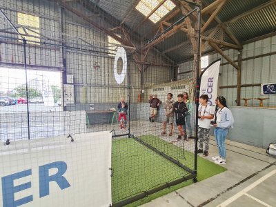 Chaque participant a trois minutes pour faire passer le plus de fois possible le drone dans le cerceau, appelé "donut". 