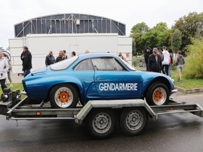 On peut aussi voir l'Alpine de la Gendarmerie nationale, version années 60.