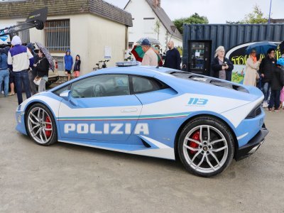 La police italienne est venue avec une Lamborghini. 327 km/h de vitesse de pointe, 610 chevaux sous le capot, qui est à l'arrière de la voiture.