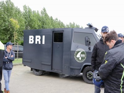 Côté français, un camion de la BRI, pour Brigade de recherche et d'intervention, est présent.