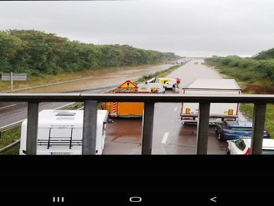 Sur la RN13 entre Isigny-sur-Mer et Carentan, la route est complètement inondée.