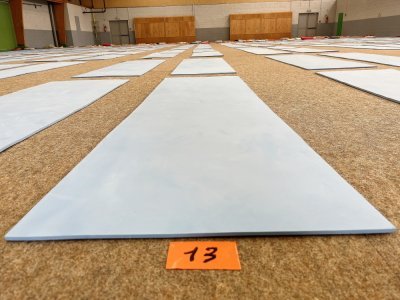 Plus de 500 tapis de sol ont été mis en place pour accueillir les cyclistes qui veulent dormir.
