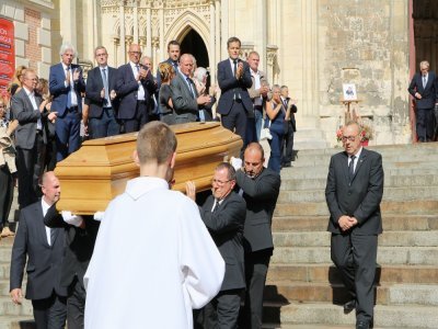 Le cercueil a quitté l'église sous les applaudissements.