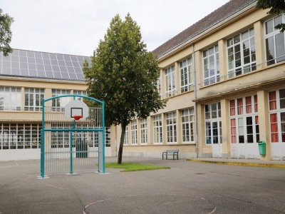 Pendant l'été 2023, un terrain de sport a été installée dans la cour de l'école Victor Lesage.