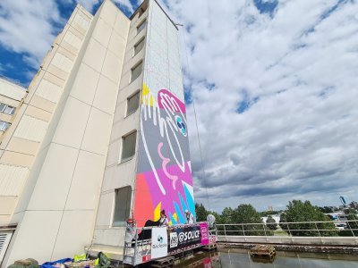 Au milieu de la tour, dans la main droite (en gris), on aperçoit le logo du centre François-Baclesse. 