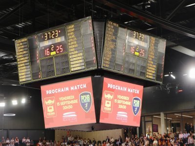 Au-dessus du terrain, des écrans géants affichent le score des matchs.