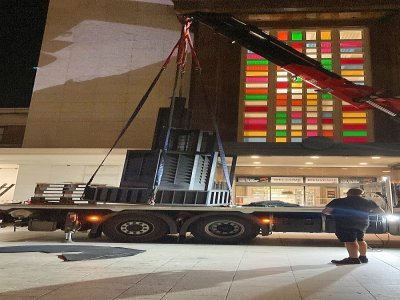 La nouvelle œuvre d'Isabelle Cornaro est installée devant la gare. - Ville du Havre