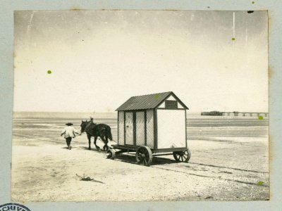 Les archives du Calvados proposent un atelier d'initiation à la généalogie. Sur cette photo, la plage de Trouville en juillet 1900. - Frédéric Oblin