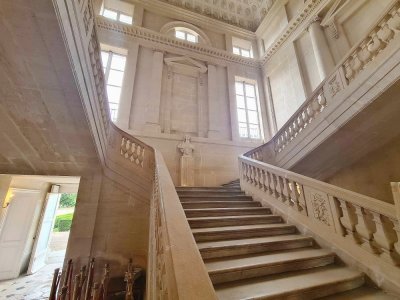 Le majestueux escalier du château de Bénouville.