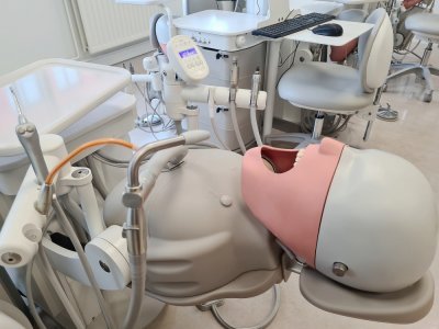 On appelle cet espace la salle des simulateurs. 16 postes sont composés d'un simulateur aussi appelé "fantôme". Ils permettent aux étudiants d'apprendre les gestes qu'ils seront amenés à réaliser dans l'exercice de leur fonction de chirurgien-dentiste.