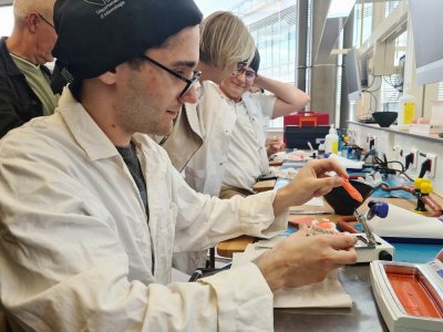 Dans la salle principale de prothèses du département d'odontologie de l'UFR santé de l'université de Rouen Normandie, les étudiants fabriquent des prothèses réalisées à base de plâtre dans une autre salle située à proximité.
