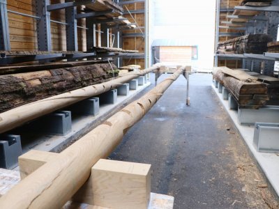 Dans les ateliers, il est possible de voir des pièces de bois qui vont servir à la restauration de Notre-Dame de Paris. Ici, un axe d'escalier pour la flèche.
