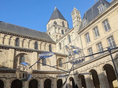 L'œuvre permet également de redécouvrir l'Abbaye aux Hommes sous un autre angle. - Joanne Lehoux