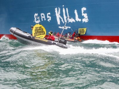 Les activistes de Greenpeace ont peint le message 'Gas Kills' sur la coque du Cape Ann. - Jean Nicholas Guillo / Greenpeace