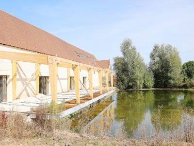 Le plan d'eau et sa terrasse suspendue. À droite, un grand parc arboré et fleuri sera sûrement le spot à photos des futurs mariés.