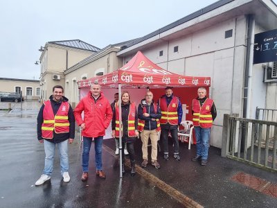 Des syndicats se sont rendus devant la gare SNCF de Lison, vendredi 22 septembre.