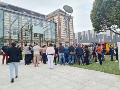 Environ 250 personnes, membres du personnel et visiteurs, ont dû être évacuées.