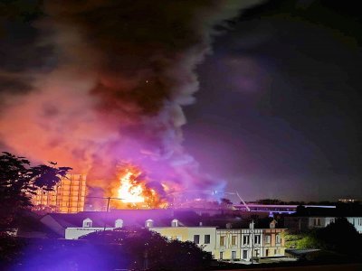 La ville de Rouen la nuit éclairée par l'incendie. - Amélie Da Silva