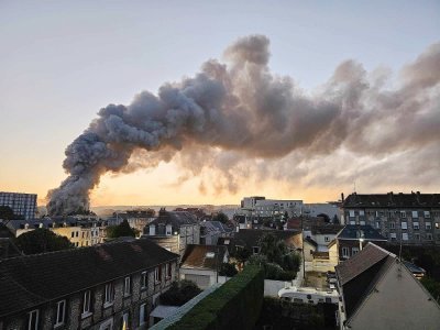 Un impressionnant panache de fumée puis des flammes. - Amélie Da Silva